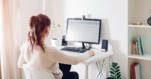 blog-social-media-woman-working-at-home-dedicated-desk